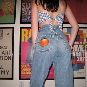 🌼Vintage Levi’s with a hand painted peach🍑